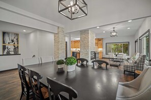 Dining - Golfside Luxury Retreat with Access to Exclusive Golf (Sunriver)