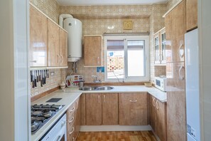Wasserkocher mit Kaffee-/Teezubehör, Kühlschrank, Mikrowelle, Ofen