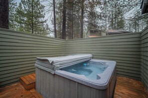 Outdoor spa tub - Forestside Retreat with Access to The Cove (Sunriver)