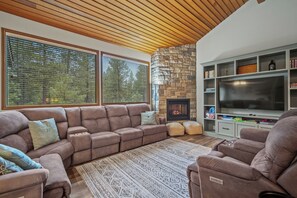 TV - Forestside Retreat with Access to The Cove (Sunriver)