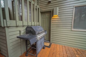 Terrace/patio - Forestside Retreat with Access to The Cove (Sunriver)