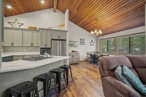 Interior - Forestside Retreat with Access to The Cove (Sunriver)