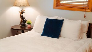 3 bedrooms, WiFi (free), bed sheets - The Gathering | Hocking Hills, Hot Tub, Pond (Logan)