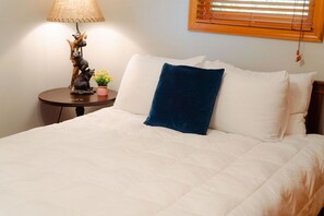 3 bedrooms, WiFi (free), bed sheets - The Gathering | Hocking Hills, Hot Tub, Pond (Logan)
