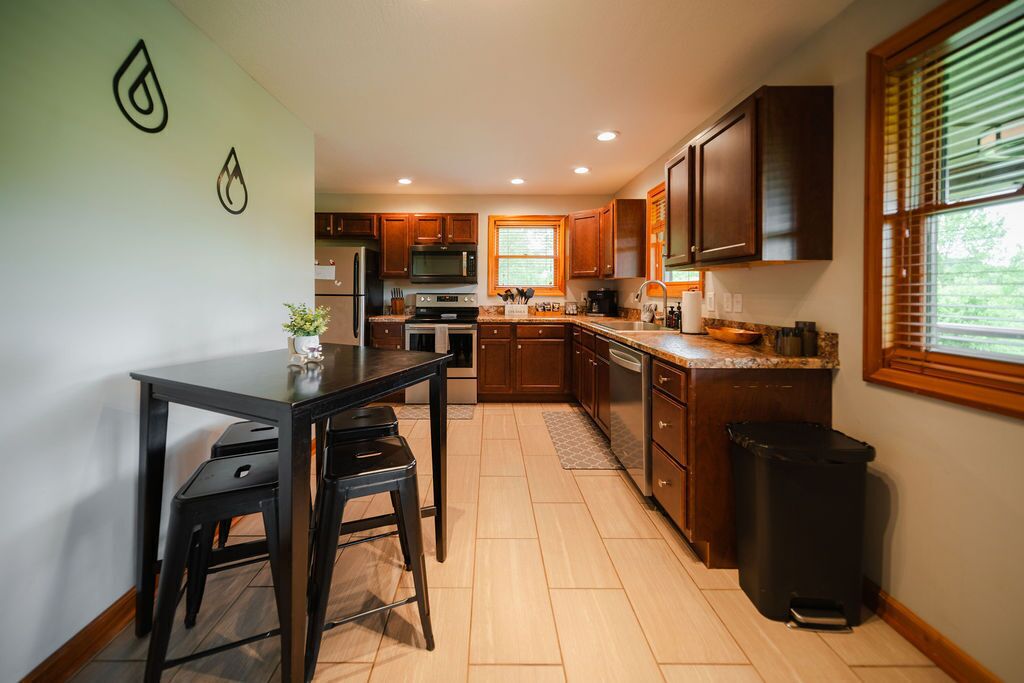 Coffee/tea maker, fridge, microwave, oven