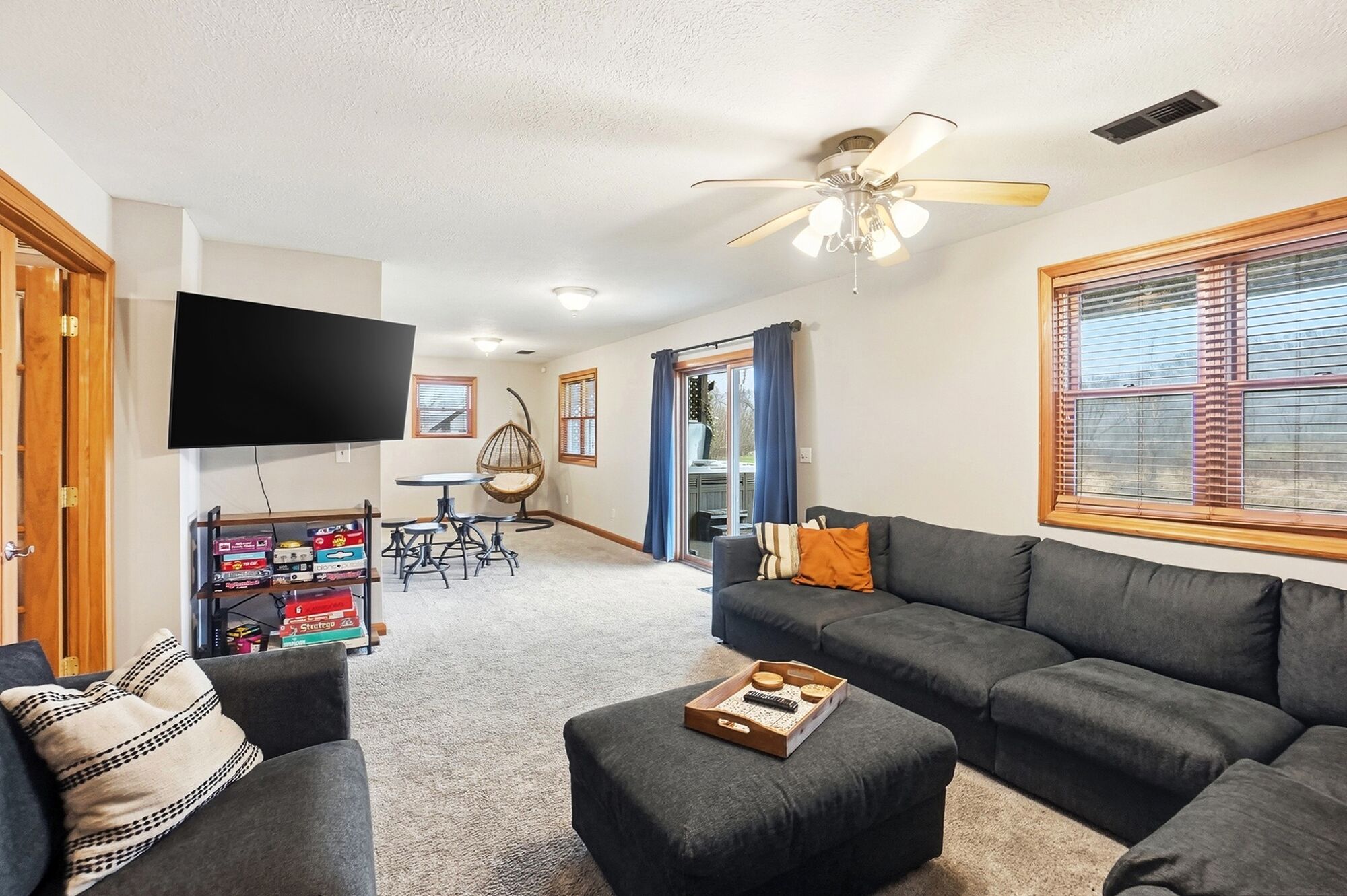 Televisión y chimenea 