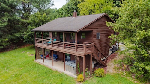 The Gathering | Hocking Hills, Hot Tub, Pond