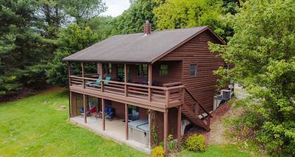 The Gathering | Hocking Hills, Hot Tub, Pond