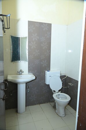 Classic Double Room, City View | Bathroom - hotel siti castle  (Jalandhar)