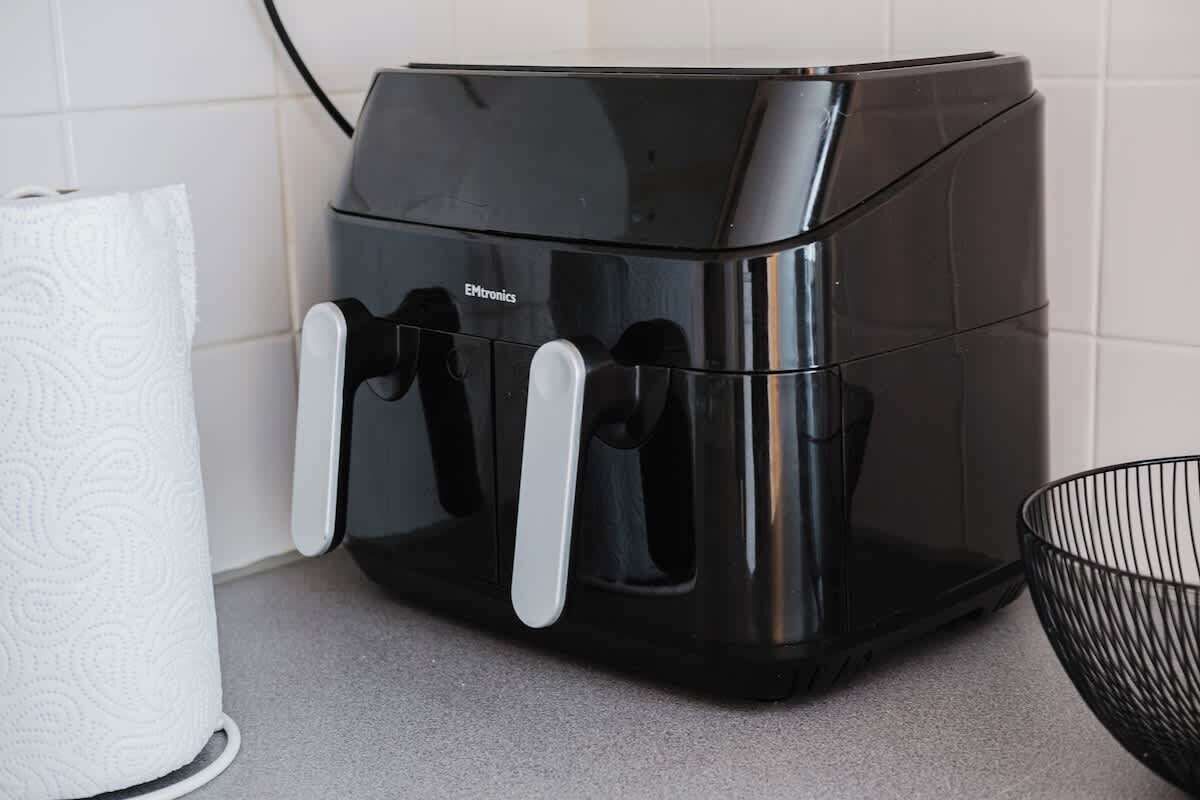 A convenient air fryer is provided for quick and easy meal preparation.