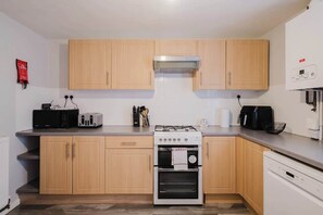 Fridge, microwave, oven, stovetop - Comfortable home away from home (Wellingborough)