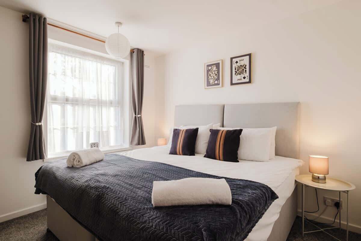 Iron/ironing board, free WiFi, bed sheets