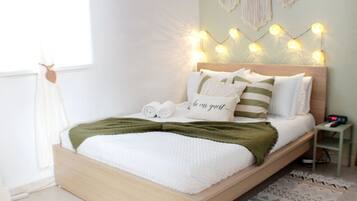 Escritorio, tabla de planchar con plancha, cuna de viaje y wifi