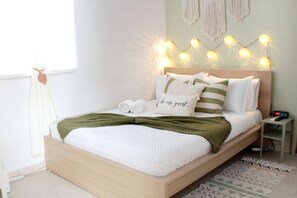 Escritorio, tabla de planchar con plancha, cuna de viaje y wifi 