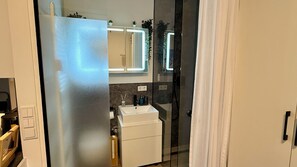 Dusche, Haartrockner, Handtücher, Seife