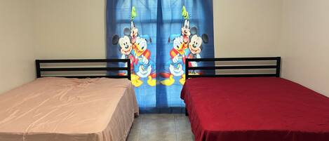 Silitysrauta/-lauta, Wi-Fi, vuodevaatteet