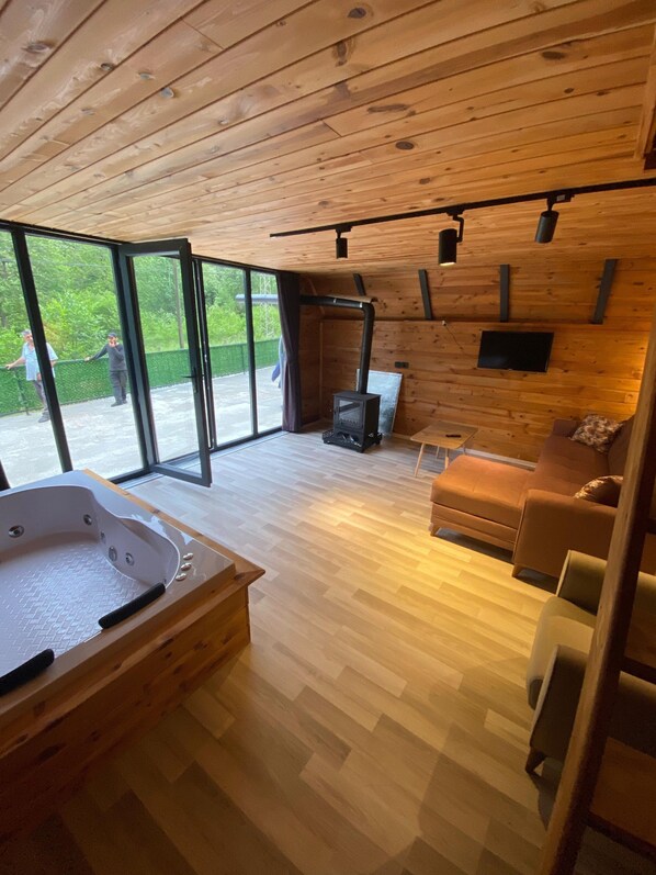 Bungalow Familial, vue vallée | Coin séjour | TV connectée de 83 cm avec chaînes par satellite