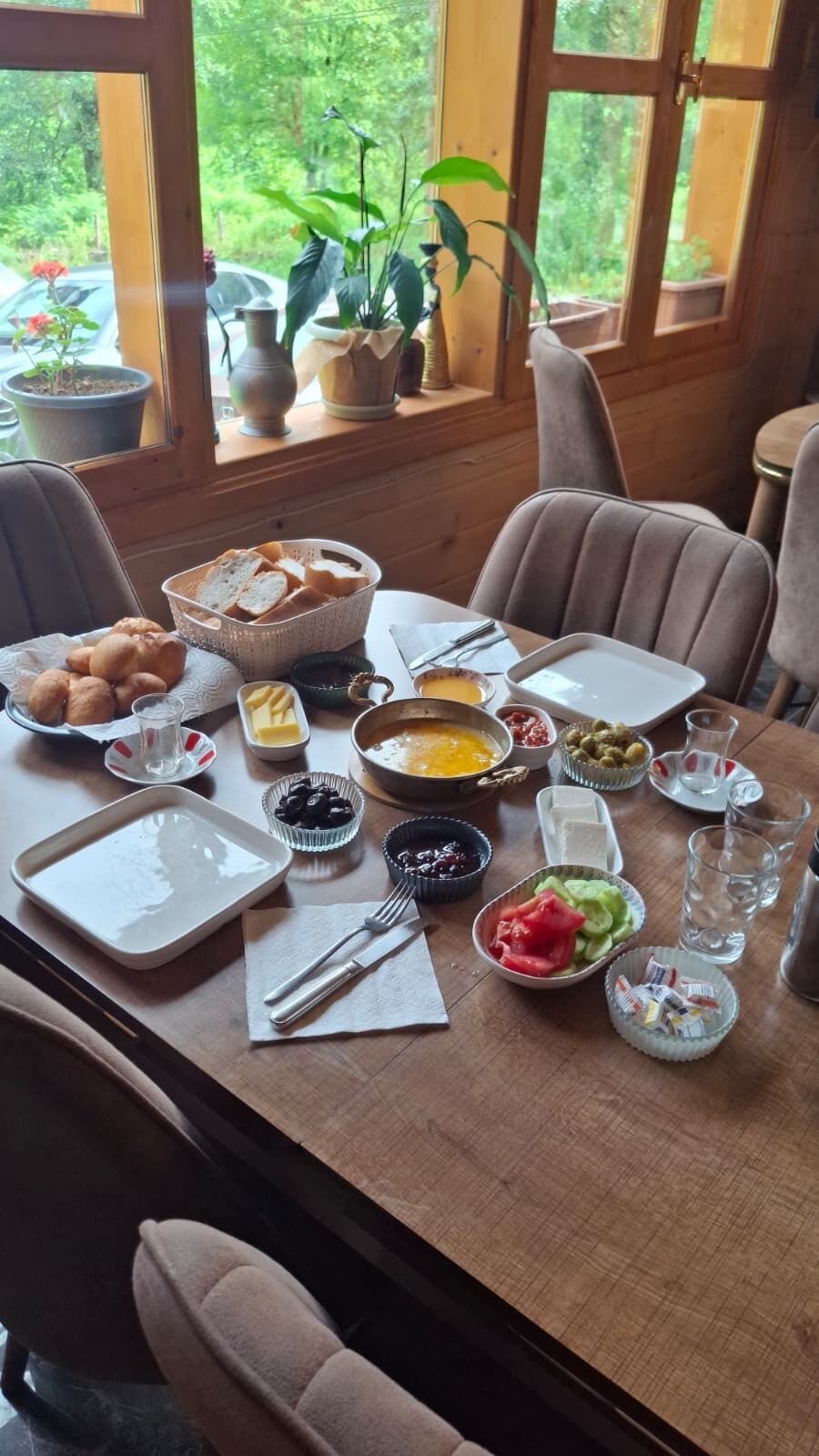 Free daily full breakfast 