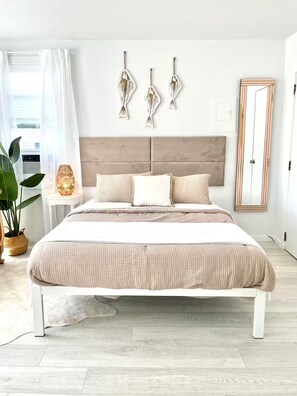 Iron/ironing board, WiFi, bed sheets - Steps From the Beach Designer Space For 2 (Rockaway Beach)