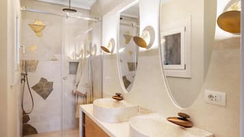 Shower, hair dryer, bidet, towels