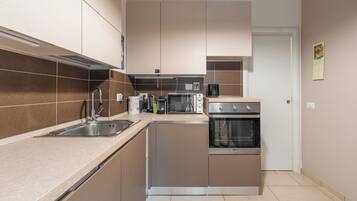 Frigorifero, microonde, forno, piano cottura