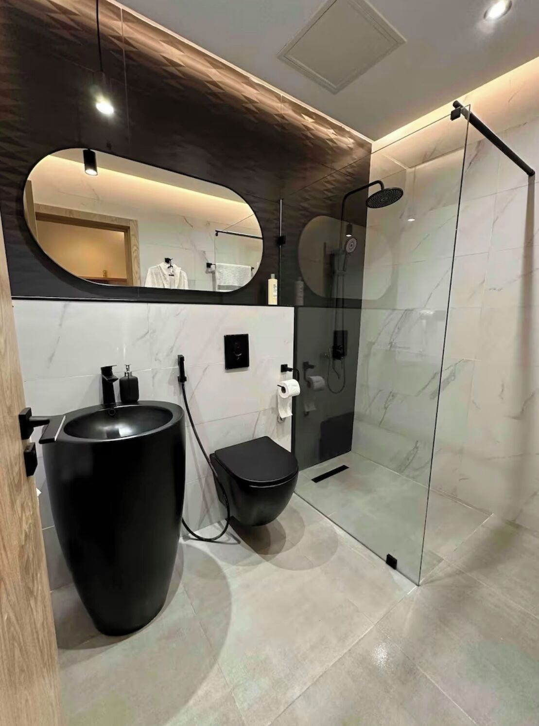 Shower, hair dryer, bidet, towels