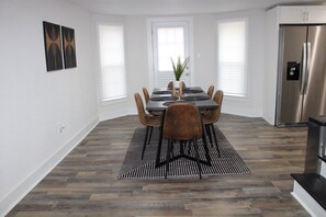 Dining - 3-bedroom house in peaceful Norfolk with cool AC (Norfolk)