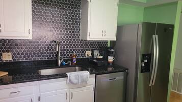 Réfrigérateur, four à micro-ondes, un four, surface de cuisson