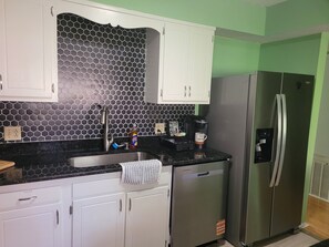 Een koelkast, een microgolfoven, een oven, een kookplaat