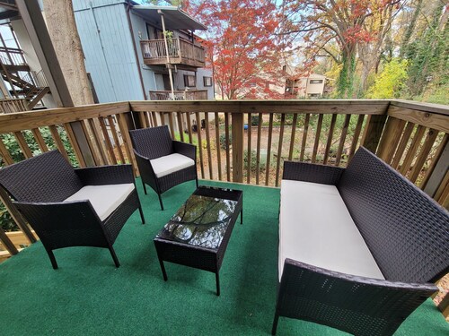 Cozy 2 bedroom and 2 full bathroom apartment in the heart of North Raleigh.
