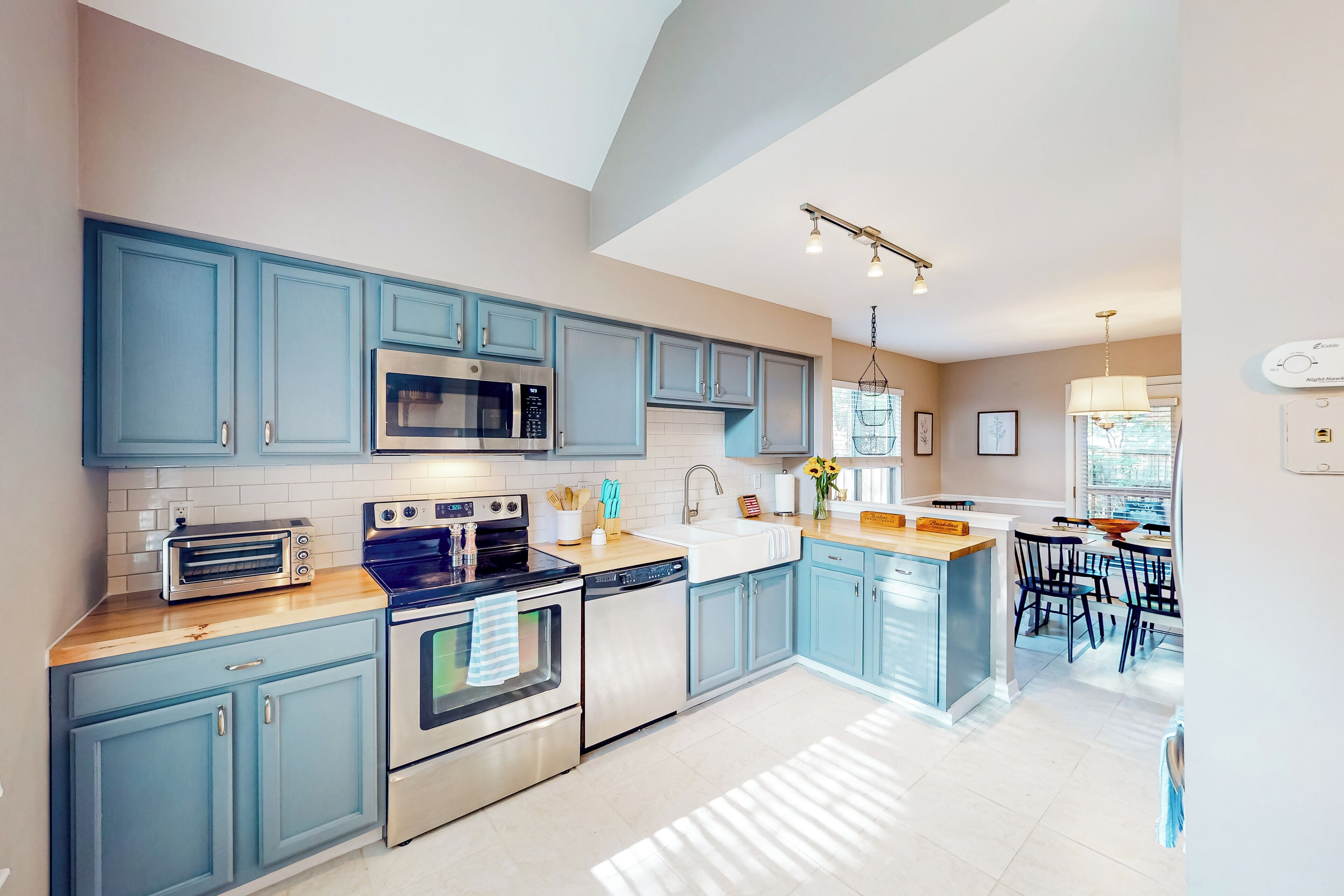 Een koelkast, een magnetron, een kookplaat, een vaatwasser