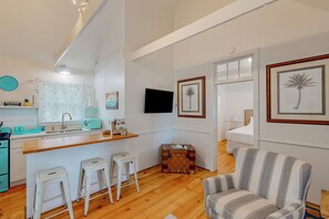 Iron/ironing board, Internet, bed sheets - 1BR Dog-Friendly Home w/ In-Unit Laundry (Landrum)