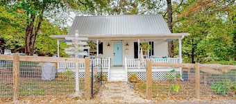 1BR Dog-Friendly Home w/ In-Unit Laundry