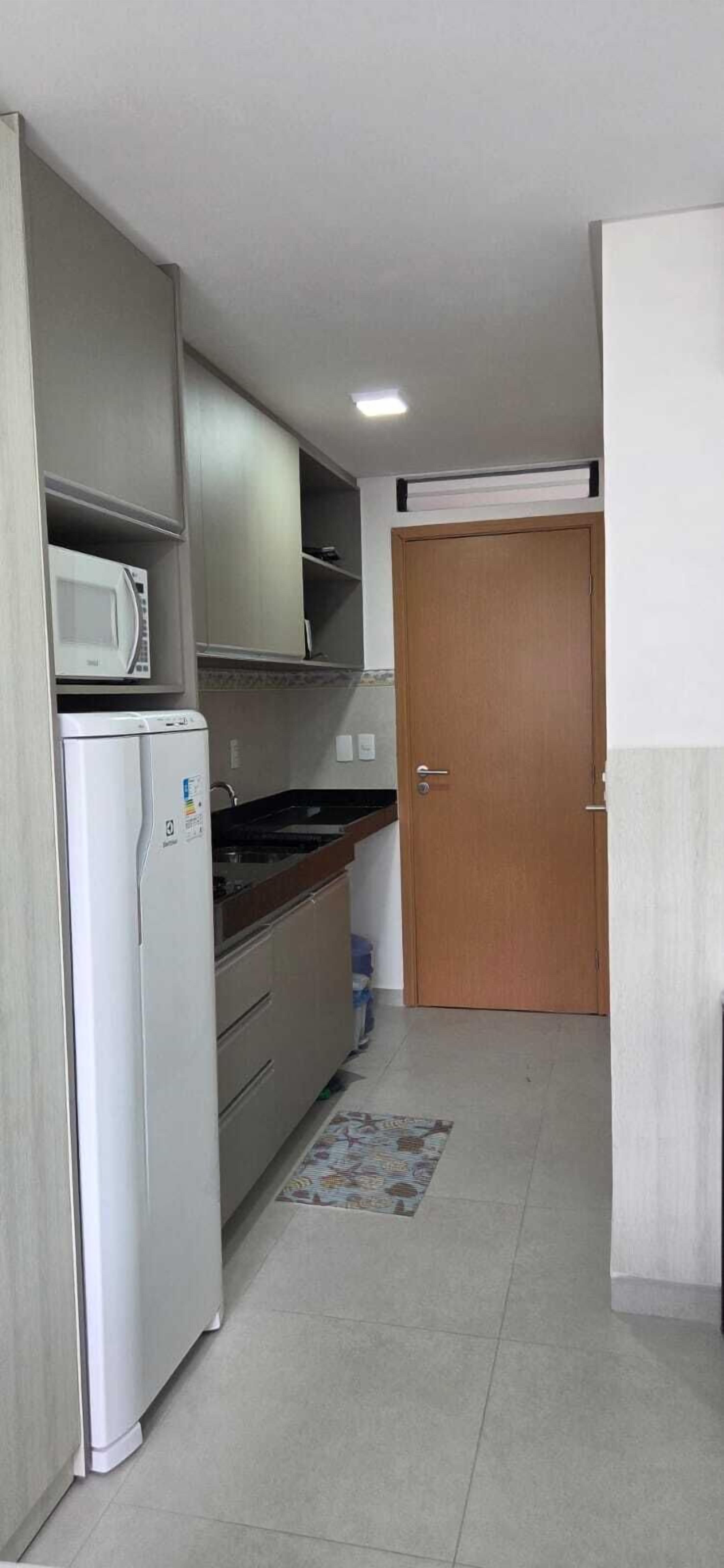 Studio – classic | Eget kjøkken | Kjøleskap, mikrobølgeovn, kokeplater og kjøkkenutstyr