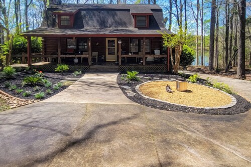 Private Dock & Game Room! Lake Hartwell Retreat