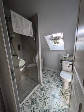 Een douche, een haardroger, handdoeken, zeep