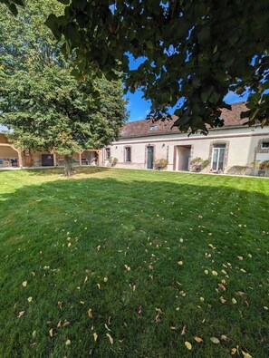 Exterior - Manoir Saint Joseph - Gîte Familial Brennus with swimming pool (Sens)