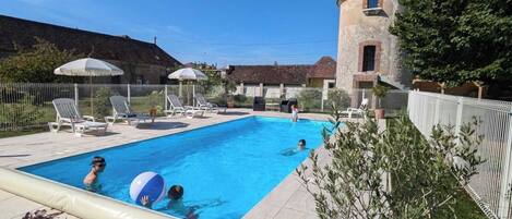 Een buitenzwembad, een verwarmd zwembad