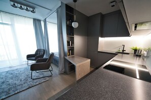 Jääkaappi, mikroaaltouuni, uuni, liesi