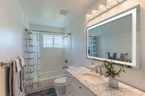 Shower, hair dryer, towels, soap - __No Place Like 3bed2bath Home Phoenix Central__ (Phoenix)