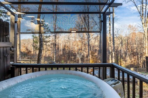 Heartwood Haven-hot tub, sauna, firepit, peaceful seclusion