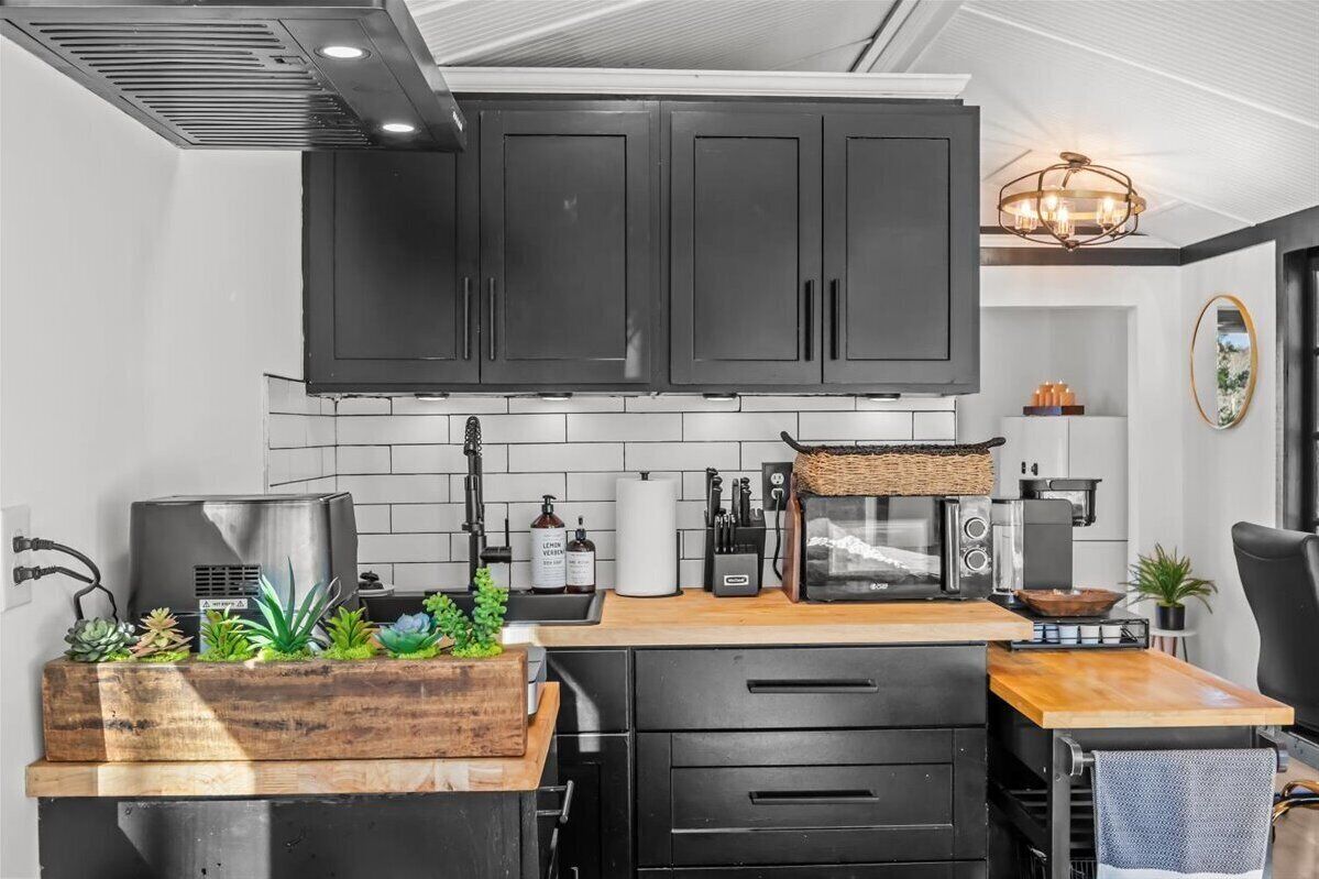 Kjøleskap, mikrobølgeovn, kokeplater og kaffetrakter/tekoker