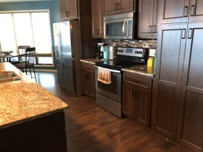 ثلاجة، ميكروويف، فرن، موقد طهي مسطح