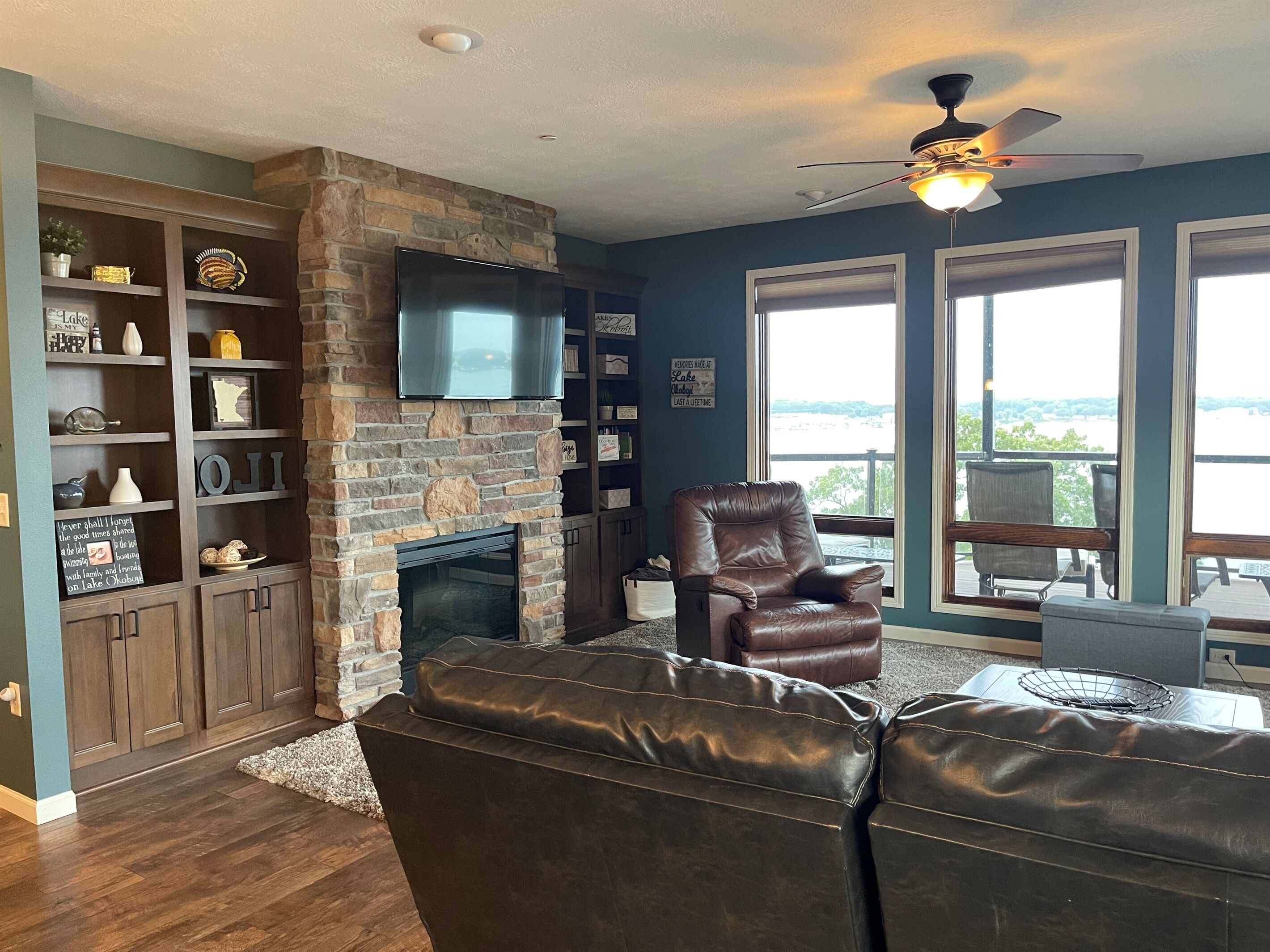 Smart TV, fireplace, video games, books