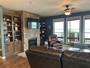 Smart TV, fireplace, video games - Spacious 3BR/2BA Bridges Bay corner Condo w/Waterpark Passes & Great Amenities! (Arnolds Park)