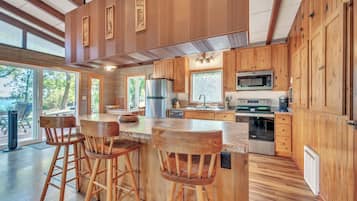 Réfrigérateur, micro-ondes, plaque de cuisson, lave-vaisselle