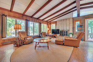 Smart TV, offices - Classic West Lake Cabin with a Beautiful View (Wahpeton)