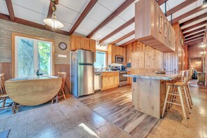 Fridge, microwave, stovetop, dishwasher - Classic West Lake Cabin with a Beautiful View (Wahpeton)