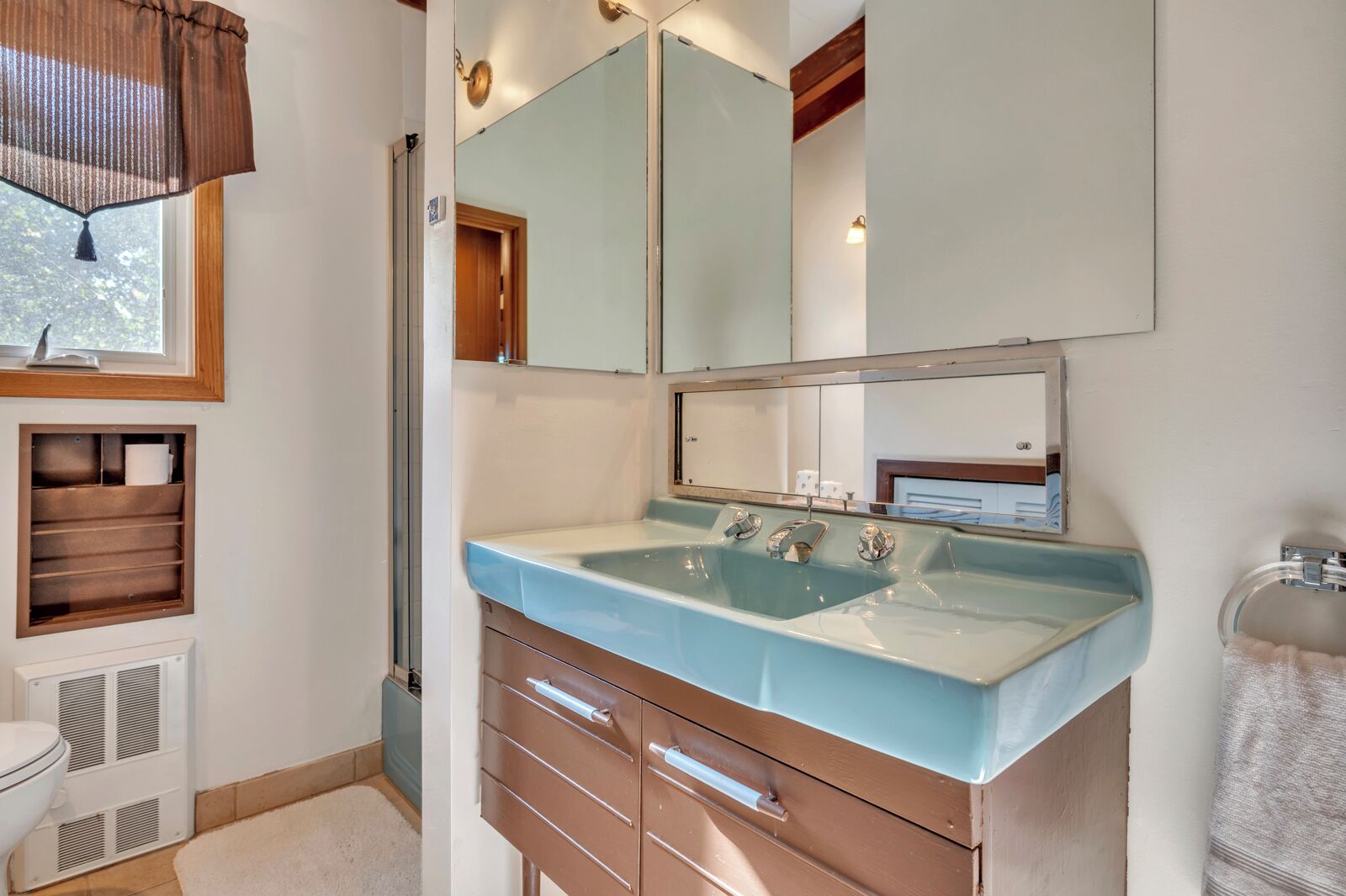 Douche, sèche-cheveux, serviettes fournies