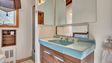 Douche, sĂšche-cheveux, serviettes fournies